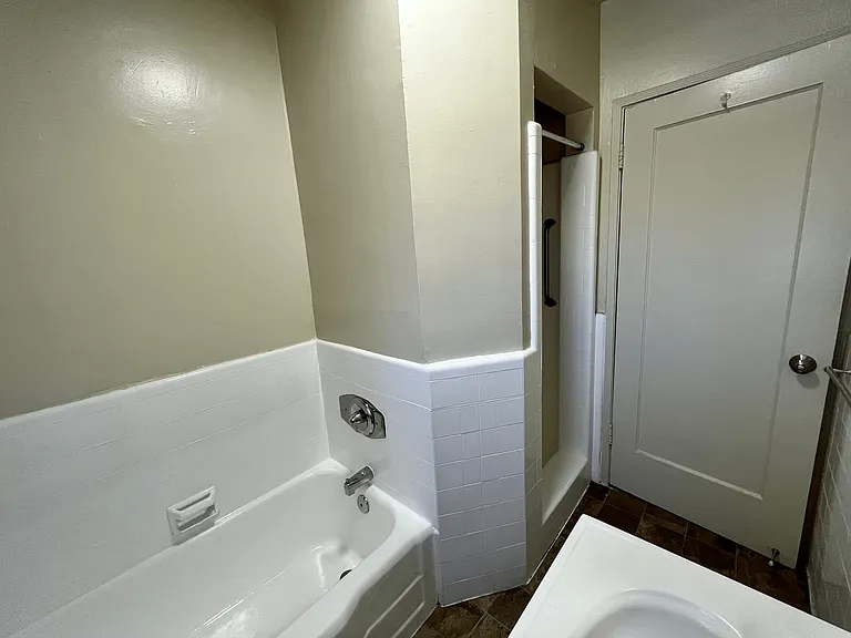 605 Kelton Ave — Photo 23