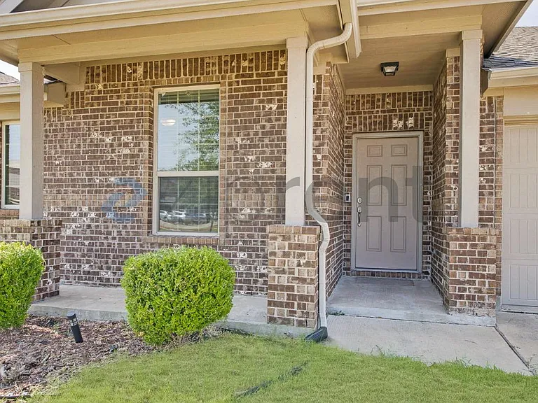 817 Evergreen St — Photo 3