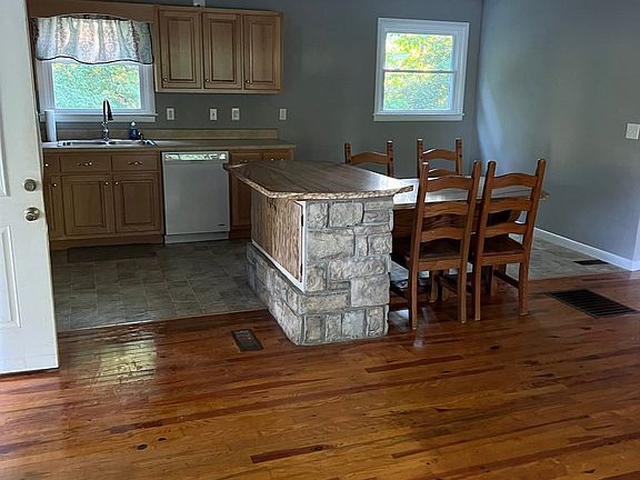 5th image of 61 N Hills Dr