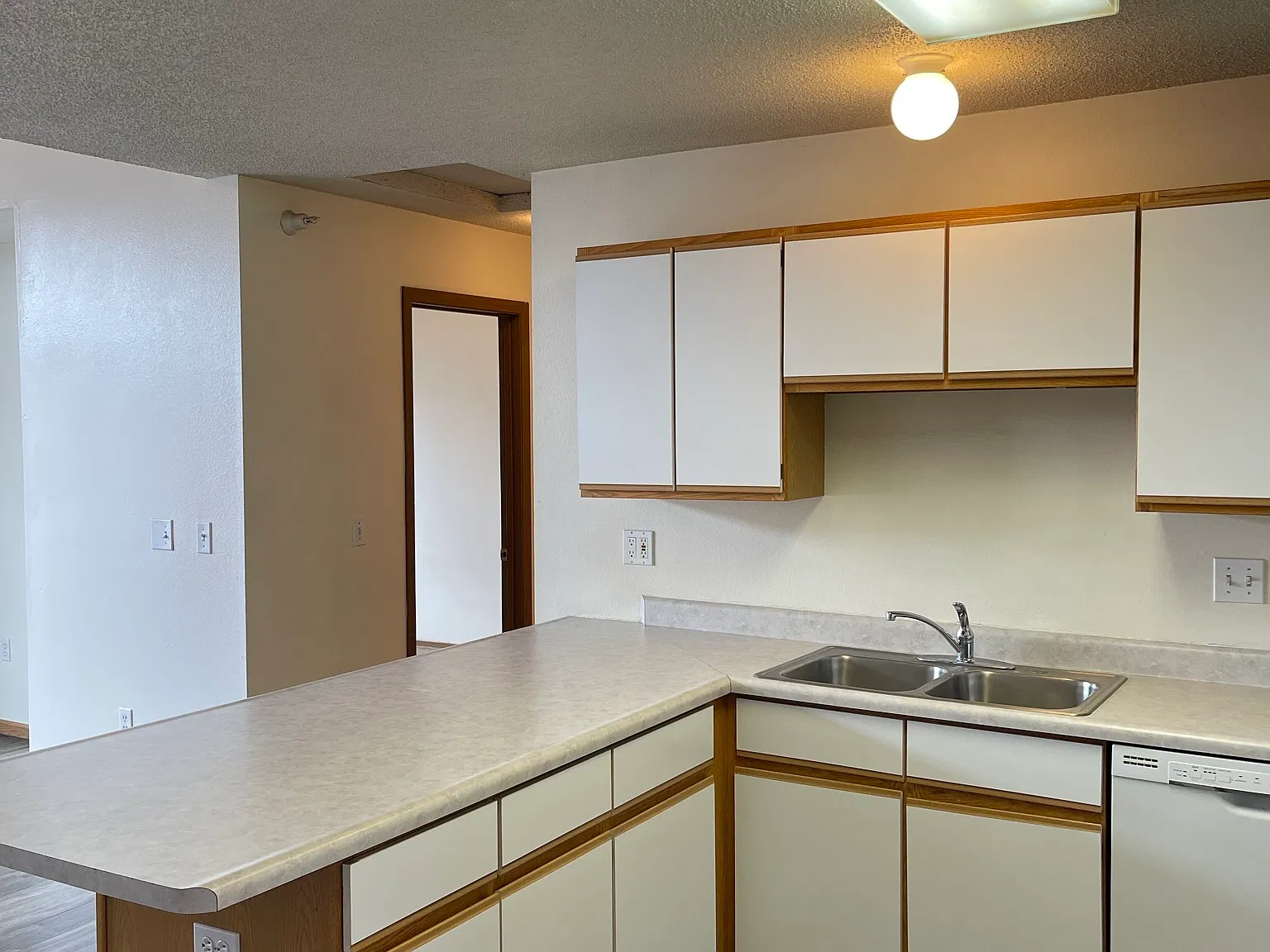 4 bed, $2,373 — Photo 4