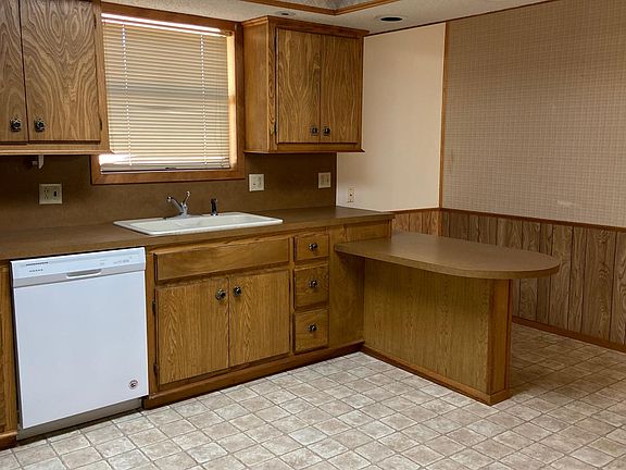 3rd image of 121 E University Dr