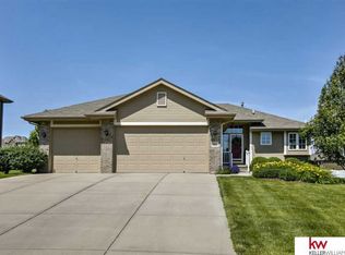 712 Fleetwood Dr, Papillion, NE 68133