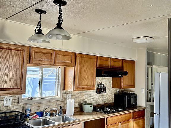 3rd image of 829 W Reeves Ave