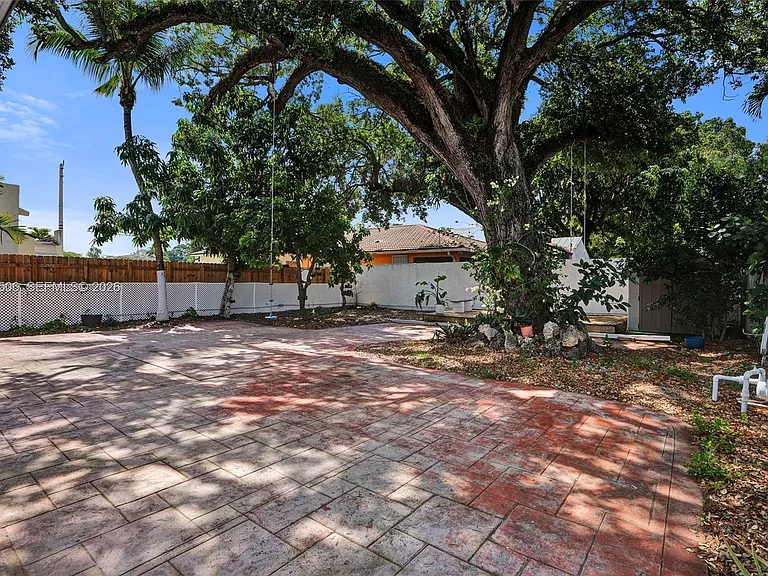 2420 SW 16th St — Photo 28
