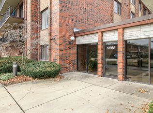 9558 Gross Point Rd APT 204A, Skokie, IL 60076