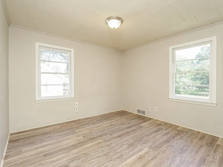 1006 E Devonshire St — Photo 29