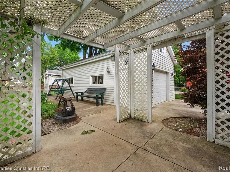 735 Novi St — Photo 36