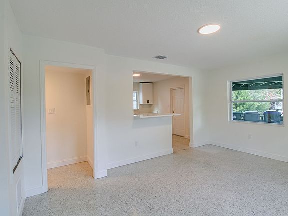 4th image of 1618 Indiana Ave