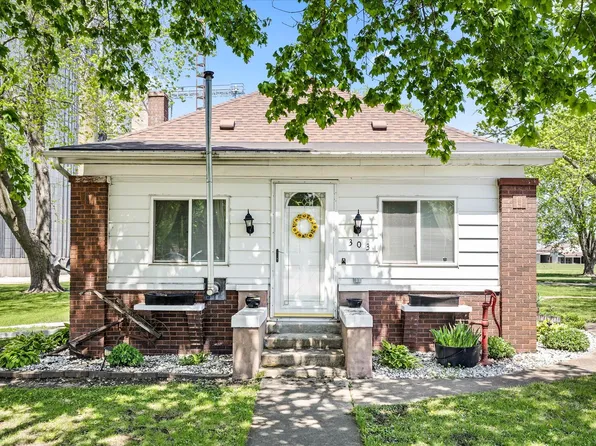 303 E 4th St, Long Point, IL 61333
