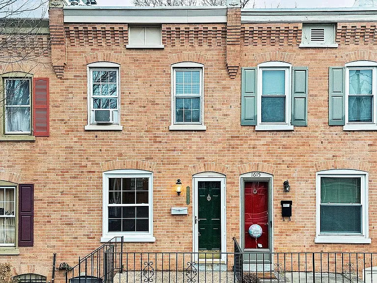 1613 Laurel St — Photo 1