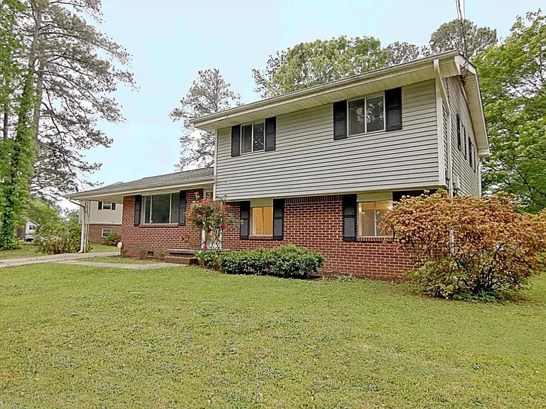 745 Anderson Dr — Photo 3