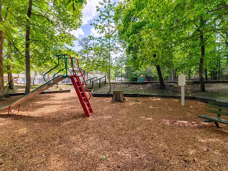 Cloverleaf Lake Townhouse Apartments — Photo 9