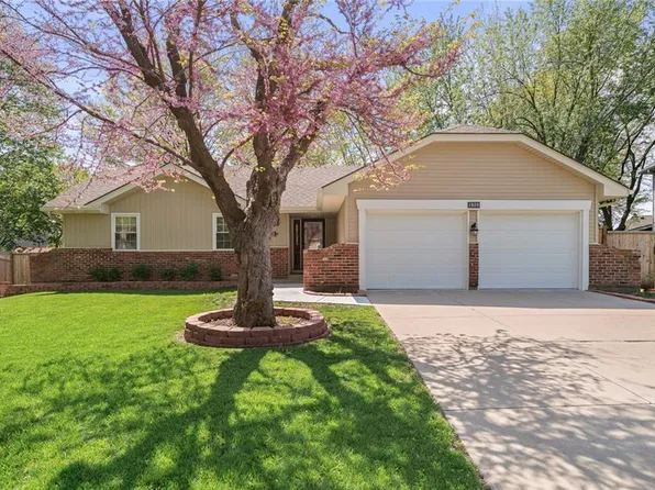 1920 S Parkwood Dr, Olathe, KS 66062
