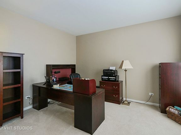 3rd image of 983 Meadowlark Ct