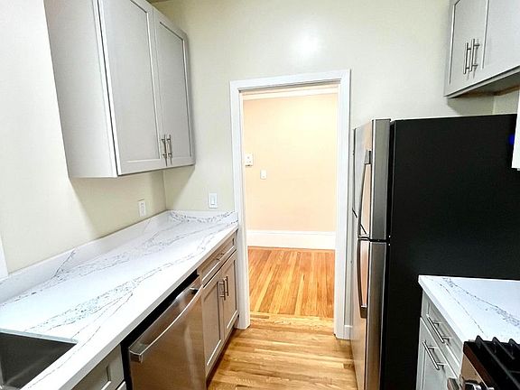 3rd image of 1349 Greenwich St #4