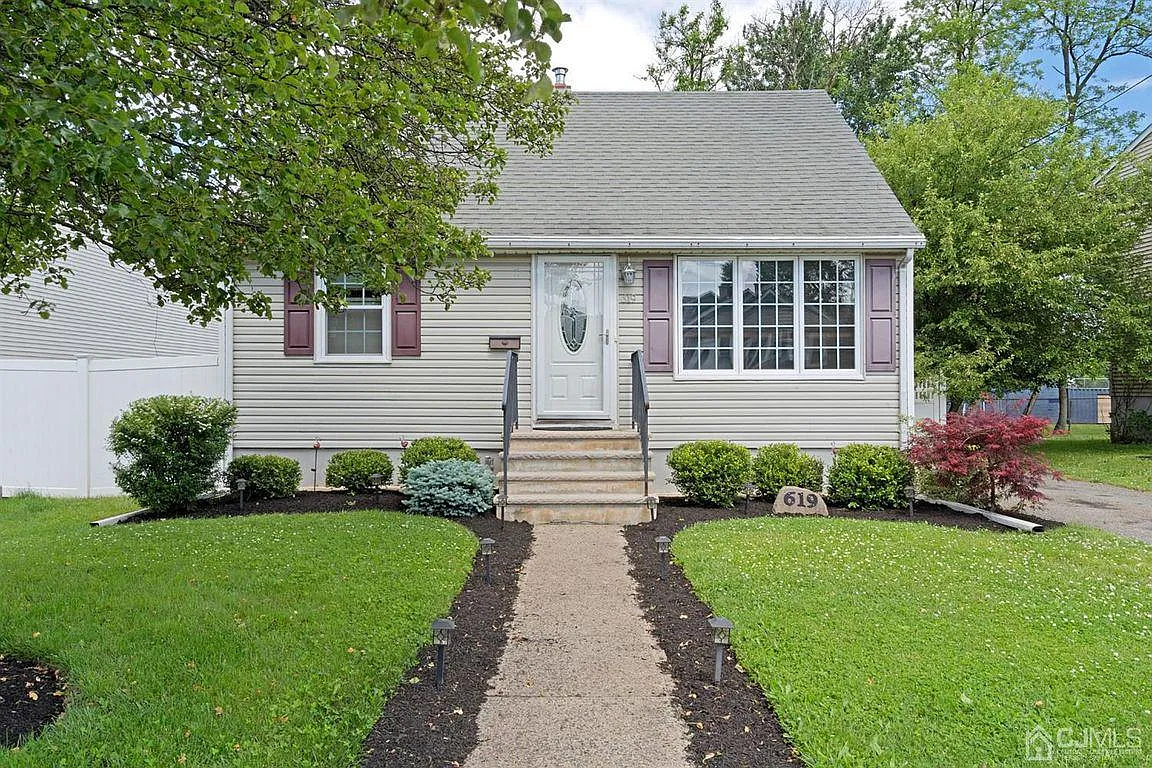 619 Drake Ave photo 1