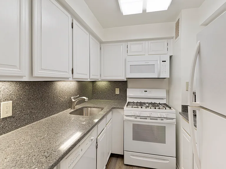 900 Park Ave #15B — Photo 7