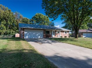 100 Hampton Dr, Glen Carbon, IL 62034
