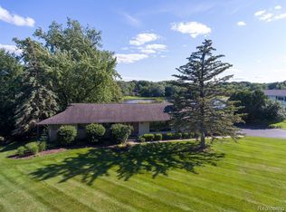 2533 Lake Charnwood Dr, Troy, MI 48098