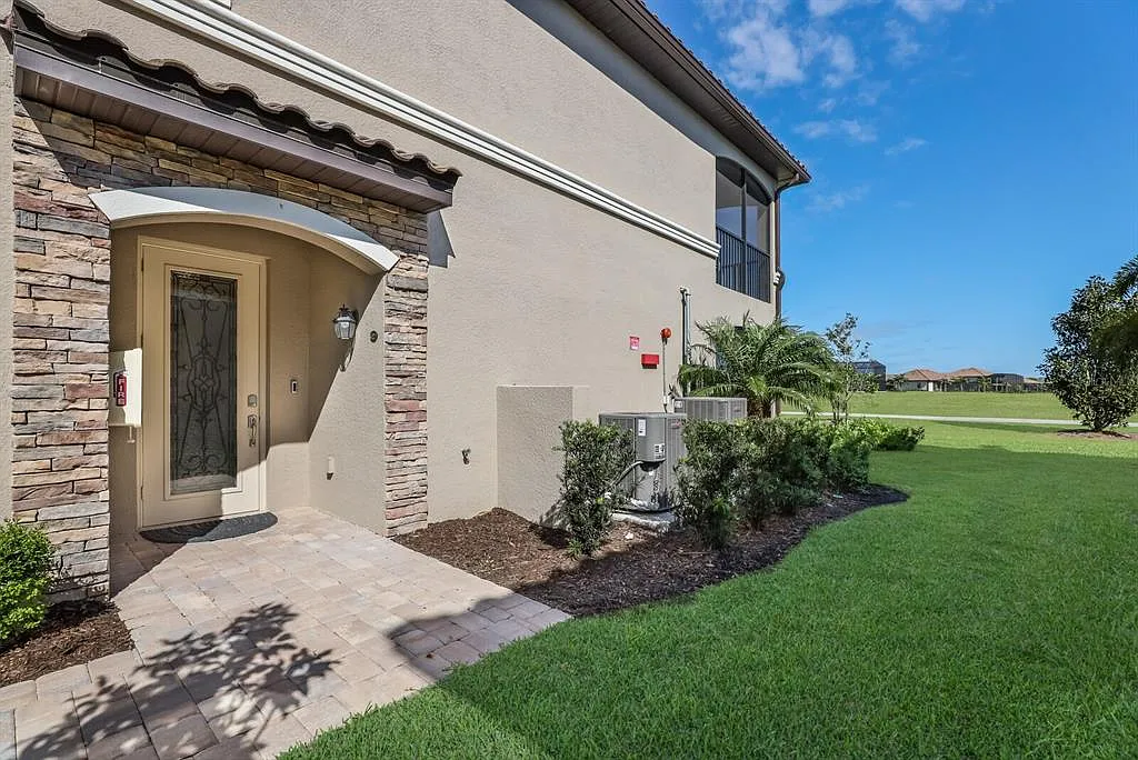3 bed, 2.0 bath, 1786 sqft, $6,000 — Photo 2