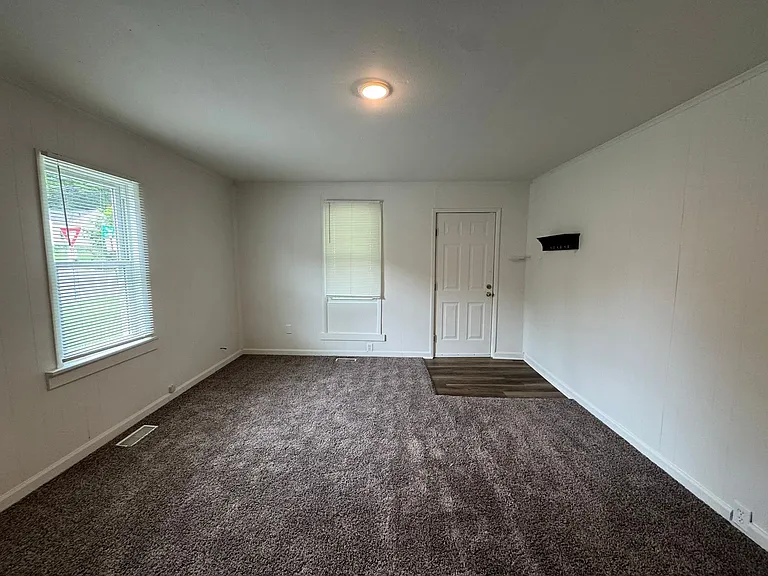 Studio Apartment includes washer / dryer — Photo 6