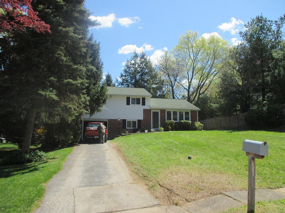 Front yard on end of cul de sac. No traffic