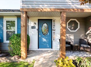 960 Mensching Rd, Roselle, IL 60172