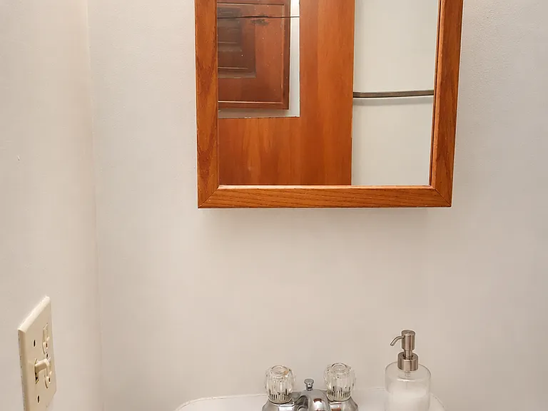 MAY RENT FREE - Sign on this Studio today! — Photo 9