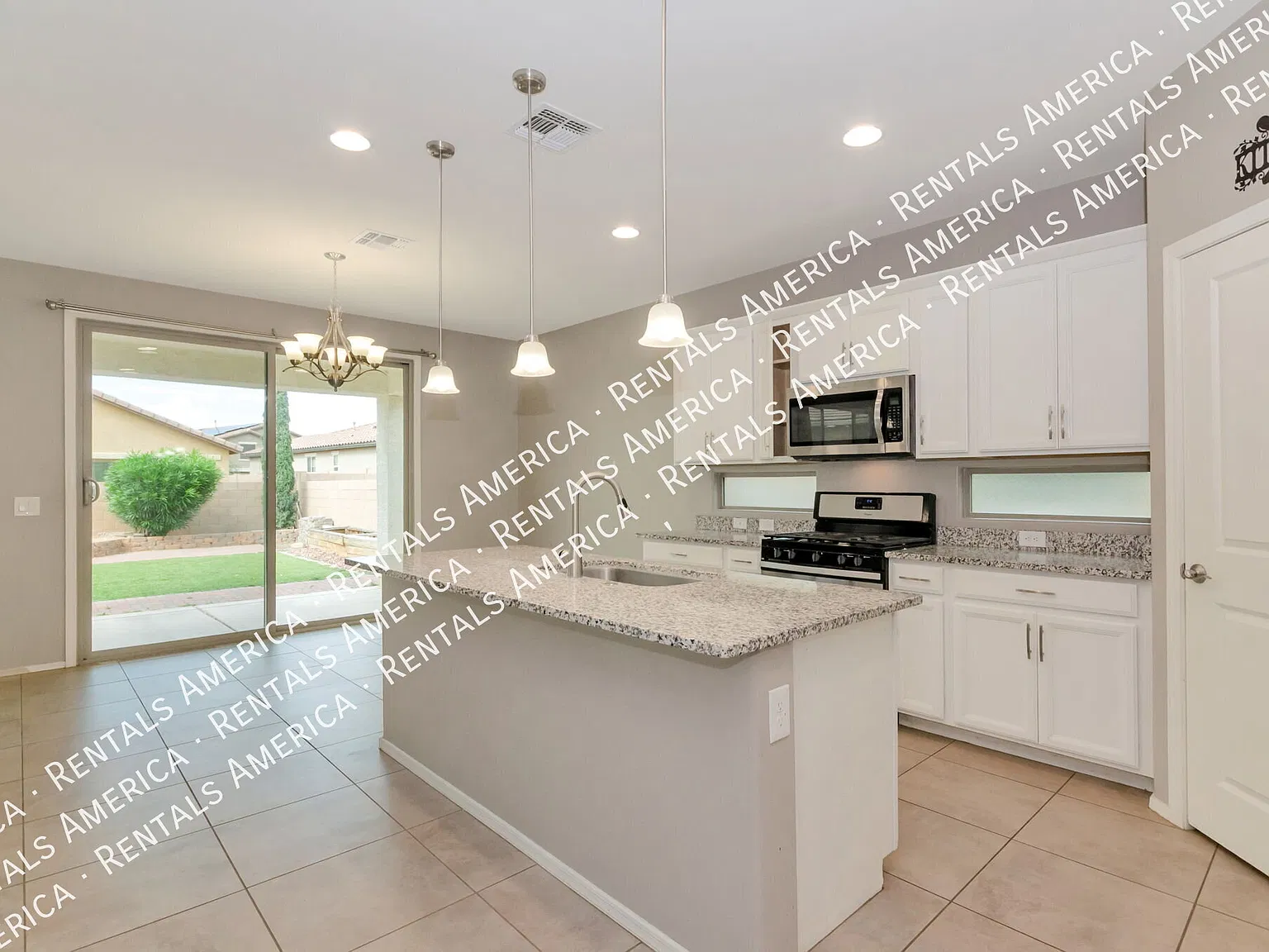 Beautiful home and yard in La Estancia! — Photo 2