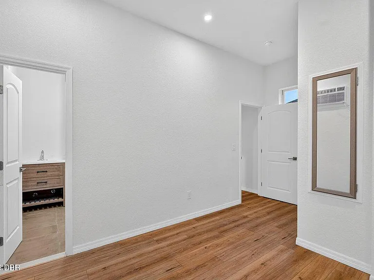 205 N Wild Olive Ave #UPSTAIRS — Photo 7