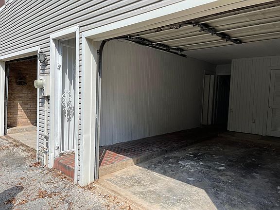 2nd image of 2223 Par Ln