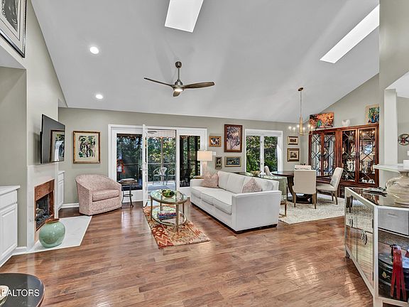2nd image of 208 Kanoonoo Cir