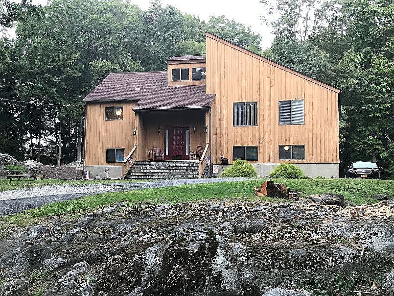 1st image of 2 Peggy Ln