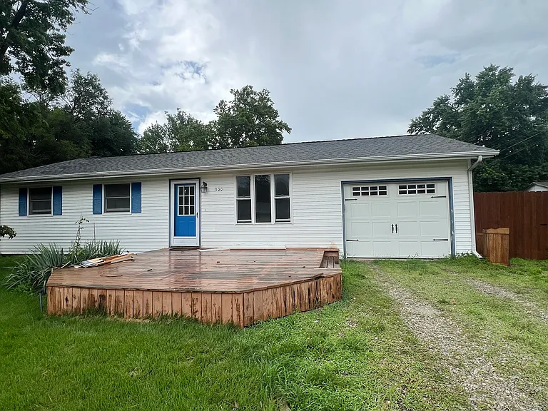 300 Parkview Dr — Photo 1