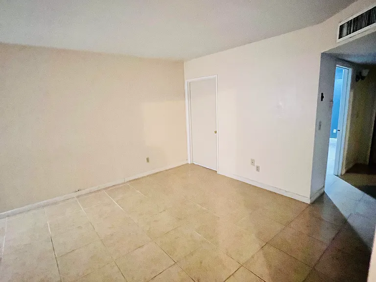 513 W Henry St — Photo 12