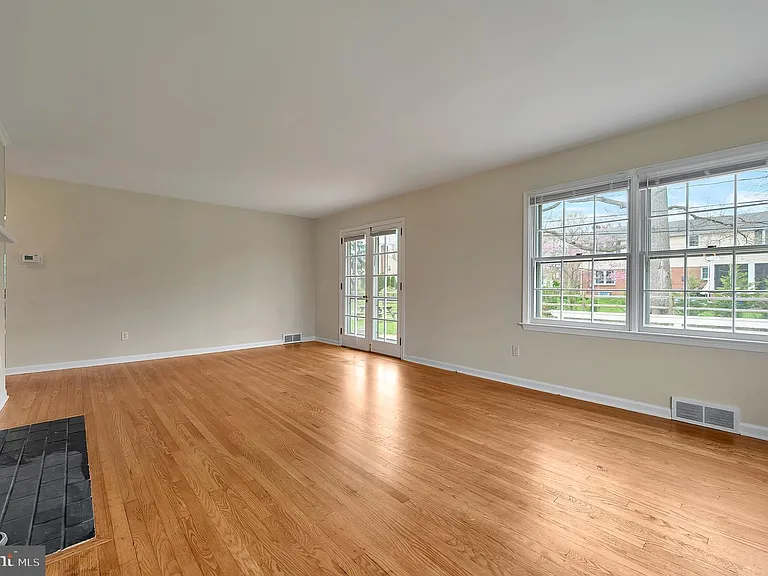 719 Halstead Rd — Photo 9