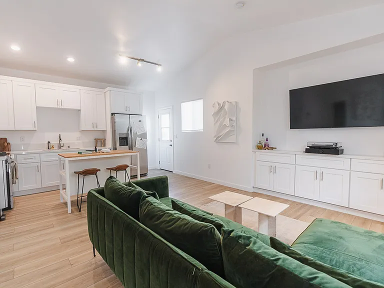 Clubhouse Ave — Photo 1