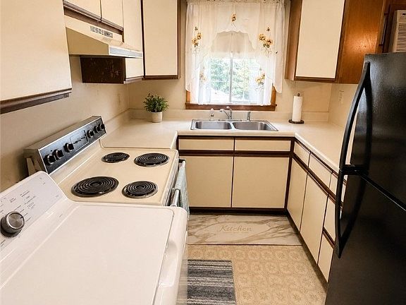 3rd image of 500 Lewis Dr