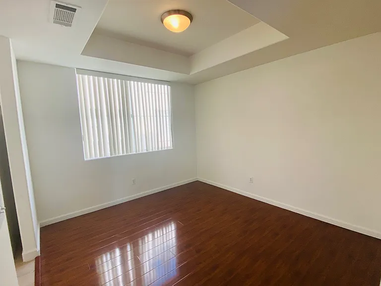305 W Newby Ave #J — Photo 5