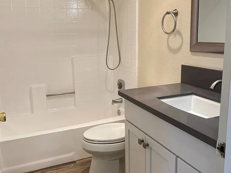 Los Olivos Apartments — Photo 28