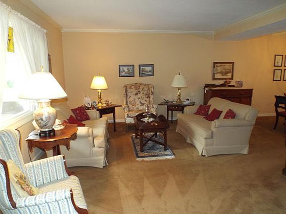 3rd image of 108 S Lark Ln