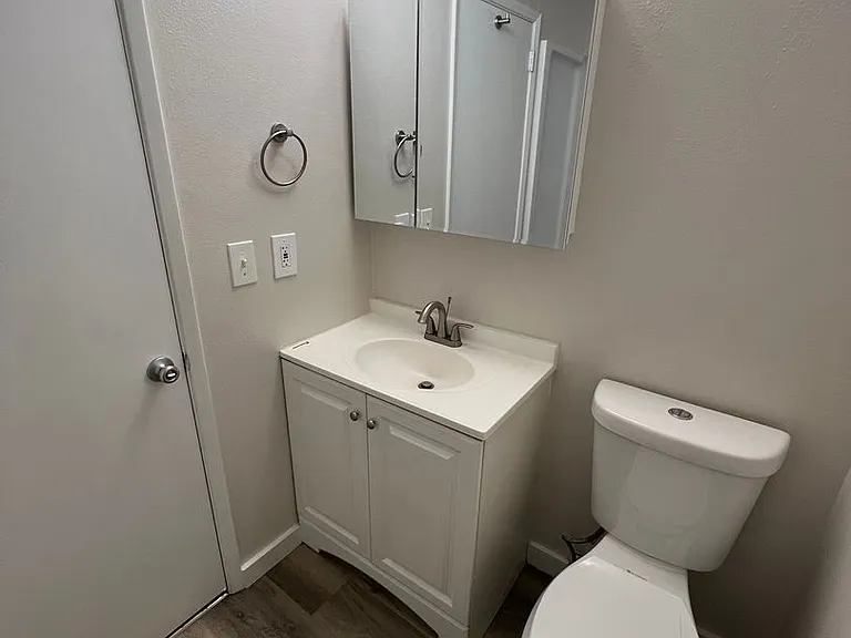 Julee Apartments — Photo 14