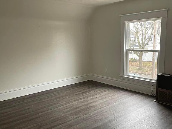 4th image of 920 Tamarack Ave NW