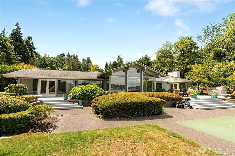 4th image of 8428 N Mercer Way