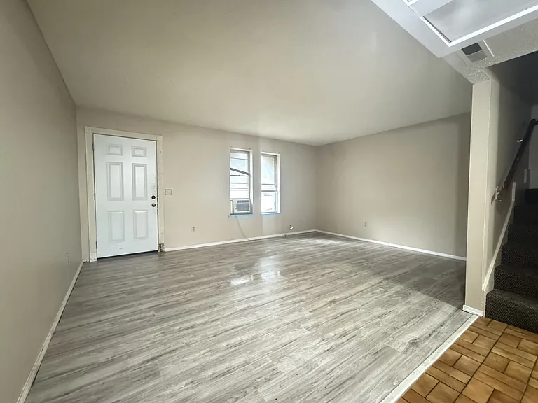 824 Greenvale Rd — Photo 1