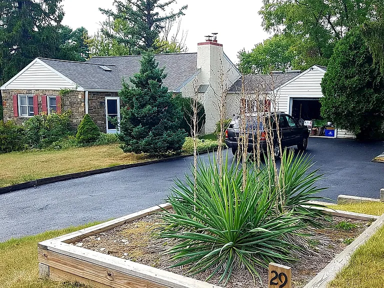 29 Robins Ln — Photo 1