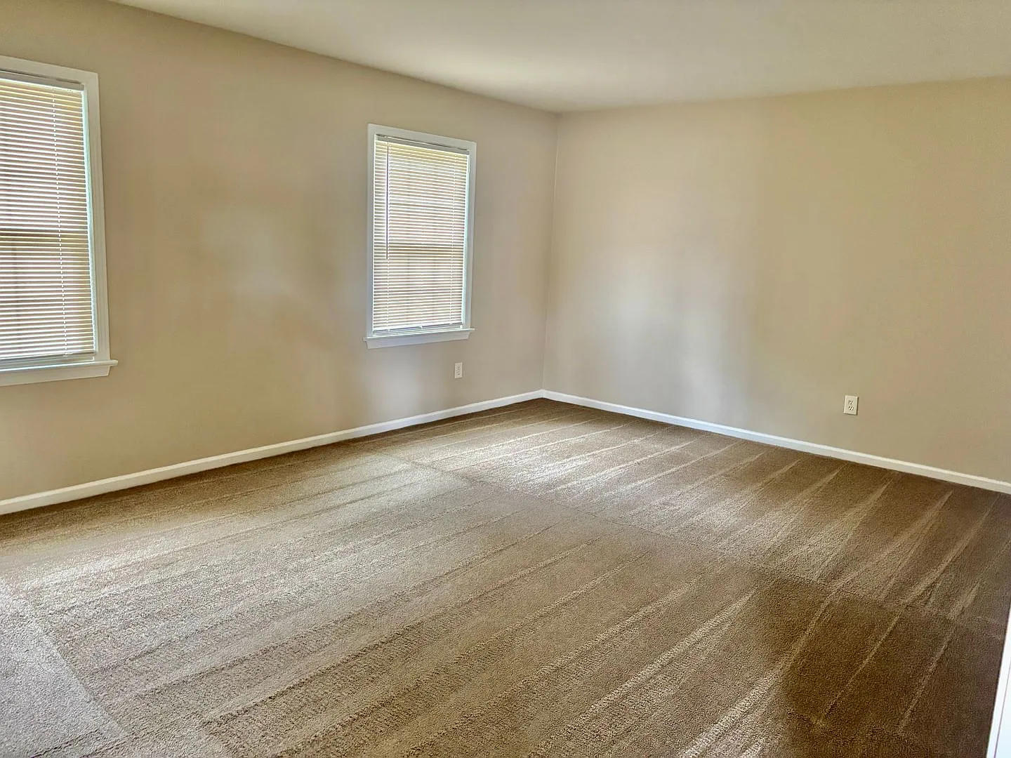 3 bedroom/1.5 bathroom-Courthouse Green — Photo 4