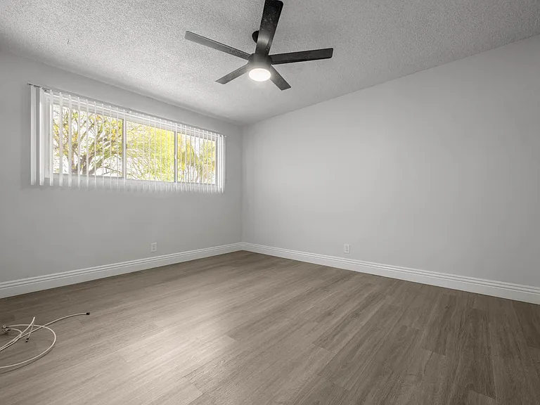 3907 Roxanne Ave #8 — Photo 14