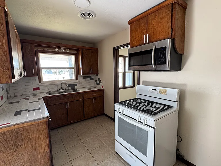 607 W Poplar St — Photo 5
