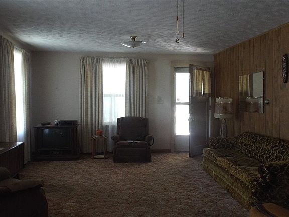 5th image of 821 E 2nd St